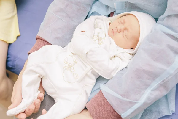 Pequeño niño recién nacido en el hospital de maternidad en sus padres —  Fotos de Stock