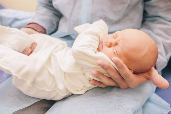 Pequeño niño recién nacido en el hospital de maternidad en sus padres —  Fotos de Stock