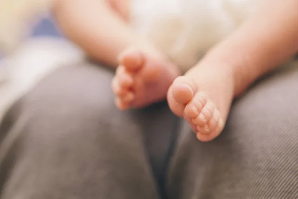 Pequeño niño recién nacido en el hospital de maternidad en sus padres —  Fotos de Stock