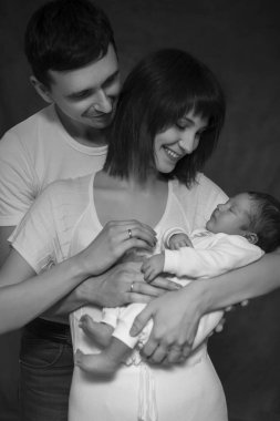 Küçük bebek bebek çocuk anneler silah döşeme uyuyor. Anne k