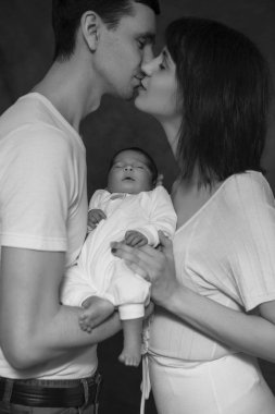 Küçük bebek bebek çocuk anneler silah döşeme uyuyor. Anne k