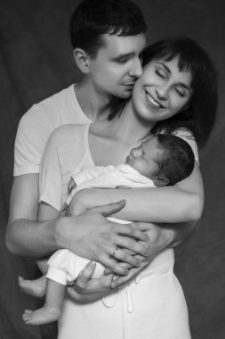 Küçük bebek bebek çocuk anneler silah döşeme uyuyor. Anne k