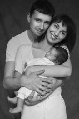 Küçük bebek bebek çocuk anneler silah döşeme uyuyor. Anne k