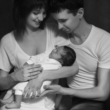 Küçük bebek bebek çocuk anneler silah döşeme uyuyor. Anne k