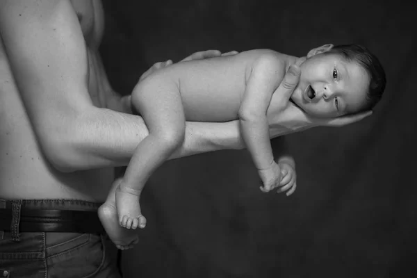 Kis csecsemő baba fiú alszik apák arms, meztelen szóló egy — Stock Fotó