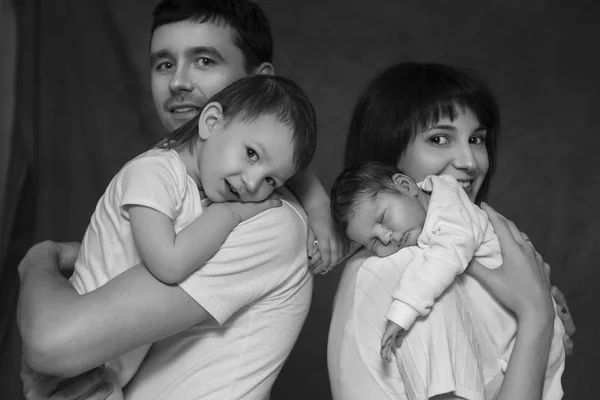 Pequeño bebé niño durmiendo acostado en madres brazos, lindo 2 y — Foto de Stock