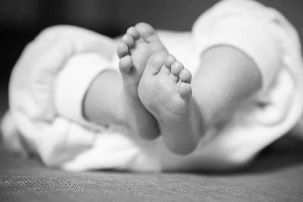 Pequeño bebé niño durmiendo acostado, con los pies en alto, enfocado. Neut. —  Fotos de Stock