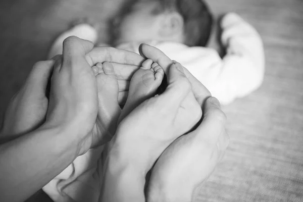 Pequeño bebé niño durmiendo tendido, pies en las madres y la muerte —  Fotos de Stock