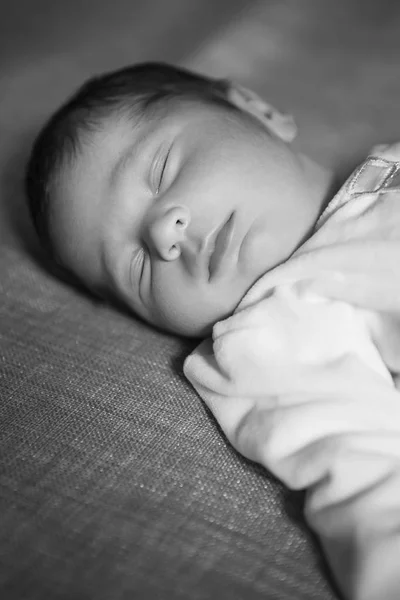 Kis csecsemő baba fiú alszik, ágy, a hangsúly a meghatározó. Semleges — Stock Fotó