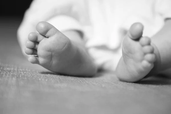 Pequeño bebé niño durmiendo acostado, con los pies en alto, enfocado. Neut. —  Fotos de Stock