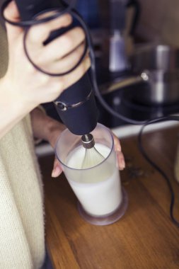 Kadın evinde bir mutfak pişirme. O bir chr için yumurta karışımı