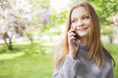 Güzel kızıl saçların zencefil taze cilt CA olan slim kadın