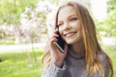 Güzel kızıl saçların zencefil taze cilt CA olan slim kadın
