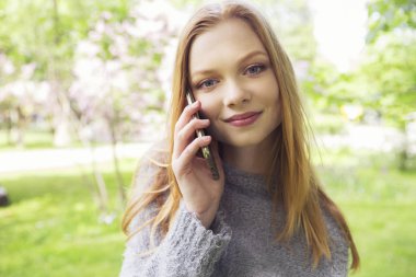Güzel kızıl saçların zencefil taze cilt CA olan slim kadın