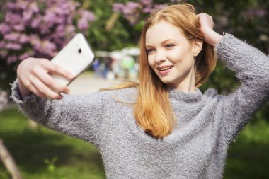 Güzel kızıl saçların zencefil taze cilt CA olan slim kadın