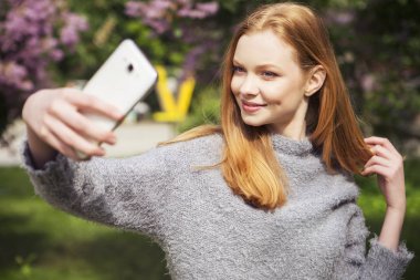 Güzel kızıl saçların zencefil taze cilt CA olan slim kadın