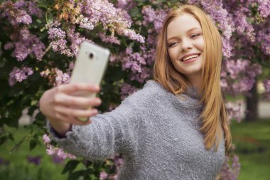 Güzel kızıl saçların zencefil taze cilt CA olan slim kadın