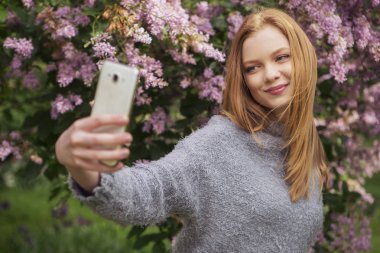 Güzel kızıl saçların zencefil taze cilt CA olan slim kadın