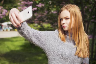 Güzel kızıl saçların zencefil taze cilt CA olan slim kadın