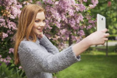 Güzel kızıl saçların zencefil taze cilt CA olan slim kadın