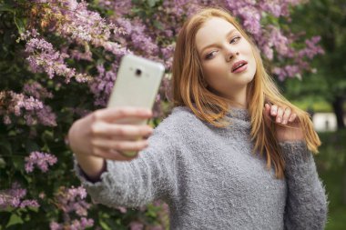 Güzel kızıl saçların zencefil taze cilt CA olan slim kadın