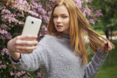 Güzel kızıl saçların zencefil taze cilt CA olan slim kadın