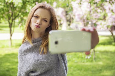 Güzel kızıl saçların zencefil taze cilt CA olan slim kadın