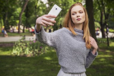 Güzel kızıl saçların zencefil taze cilt CA olan slim kadın