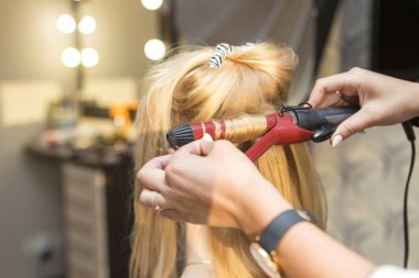 Esmer Kızıl saçlı Kuaför sanatçı kıvırcık saç modeli b için yapma