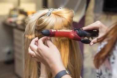 Esmer Kızıl saçlı Kuaför sanatçı kıvırcık saç modeli b için yapma