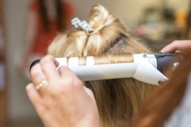 Esmer Kızıl saçlı Kuaför sanatçı kıvırcık saç modeli b için yapma