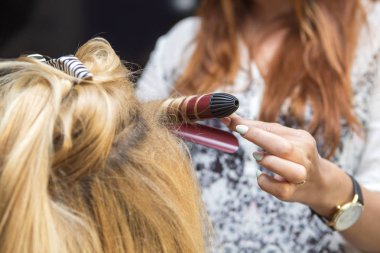 Esmer Kızıl saçlı Kuaför sanatçı kıvırcık saç modeli b için yapma