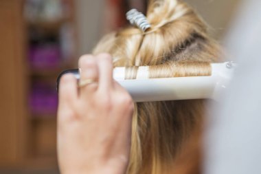 Esmer Kızıl saçlı Kuaför sanatçı kıvırcık saç modeli b için yapma