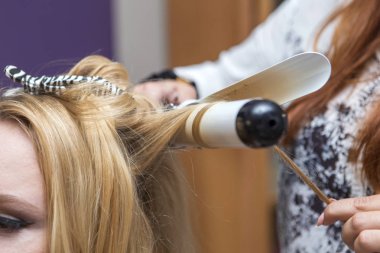 Esmer Kızıl saçlı Kuaför sanatçı kıvırcık saç modeli b için yapma