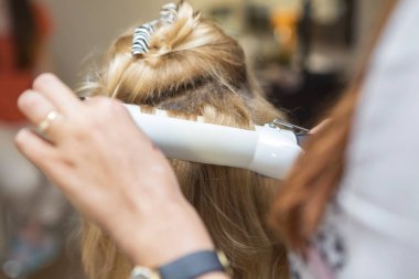 Esmer Kızıl saçlı Kuaför sanatçı kıvırcık saç modeli b için yapma