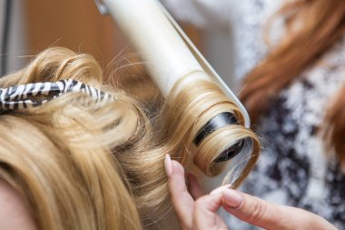 Esmer Kızıl saçlı Kuaför sanatçı kıvırcık saç modeli b için yapma