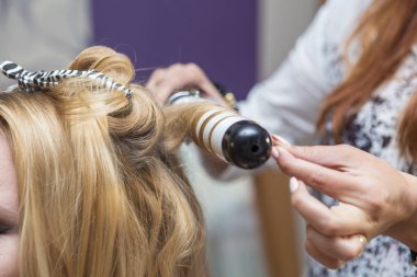 Esmer Kızıl saçlı Kuaför sanatçı kıvırcık saç modeli b için yapma