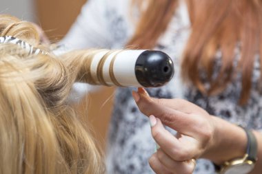 Esmer Kızıl saçlı Kuaför sanatçı kıvırcık saç modeli b için yapma