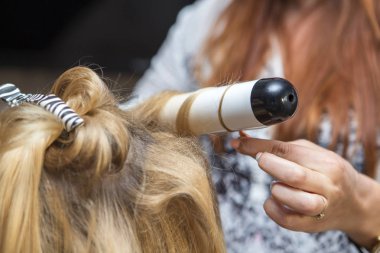 Esmer Kızıl saçlı Kuaför sanatçı kıvırcık saç modeli b için yapma