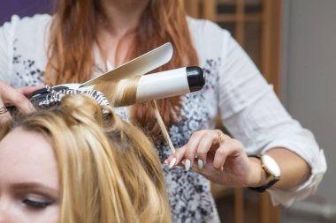 Esmer Kızıl saçlı Kuaför sanatçı kıvırcık saç modeli b için yapma