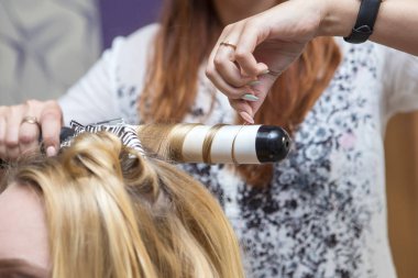 Esmer Kızıl saçlı Kuaför sanatçı kıvırcık saç modeli b için yapma