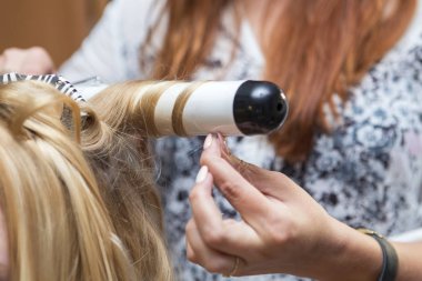 Esmer Kızıl saçlı Kuaför sanatçı kıvırcık saç modeli b için yapma