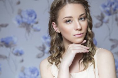 Güzel esmer gelin kadınla kıvırcık saç modeli ve nötr 