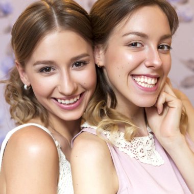 İki güzel esmer gelin kadın kıvırcık saç modeli ve neut ile