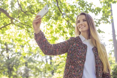 Nieumiem yürüyüş tarafsız rahat kıyafet güzel esmer kadın