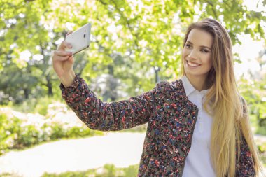 Nieumiem yürüyüş tarafsız rahat kıyafet güzel esmer kadın