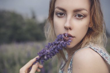 Güzel esmer uygun ince kırılgan bir kadınla açık kusursuz sk