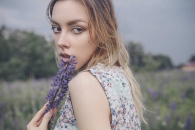 Güzel esmer uygun ince kırılgan bir kadınla açık kusursuz sk