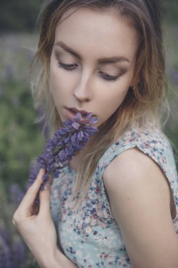 Güzel esmer uygun ince kırılgan bir kadınla açık kusursuz sk