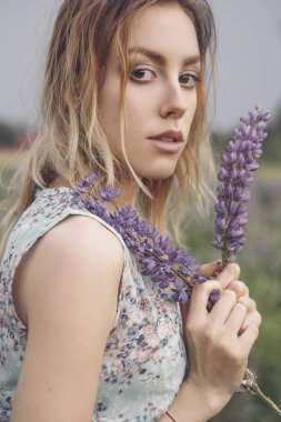 Güzel esmer uygun ince kırılgan bir kadınla açık kusursuz sk